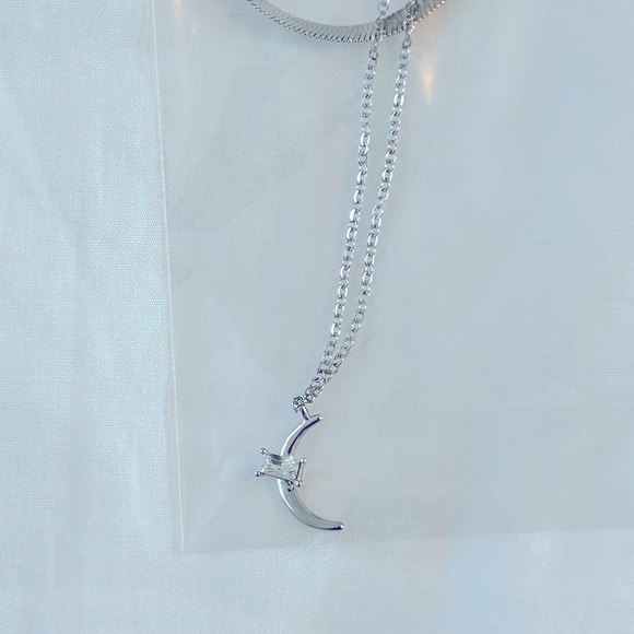 NWT Francesca’s Collection Fallon Layered Moon Pendant Necklace - Picture 7 of 8